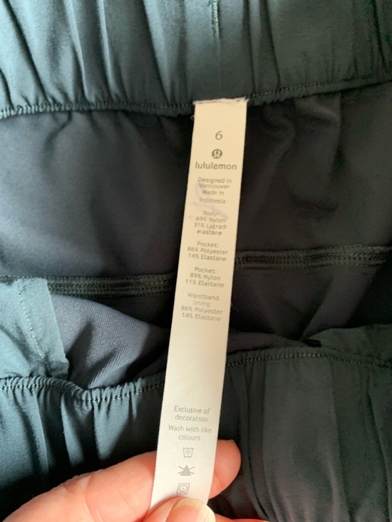 lululemon athletica On The Fly Shorts Size 6 - Picture 8 of 9